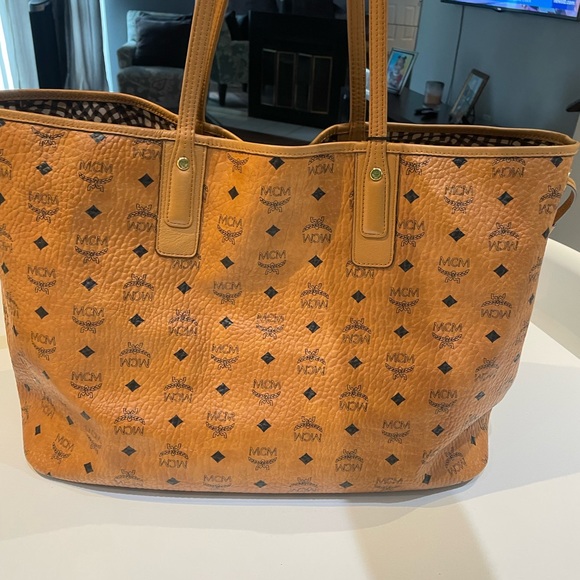 MCM Liz large reversible tote with clutch and extra strap. Great condition - Picture 15 of 15